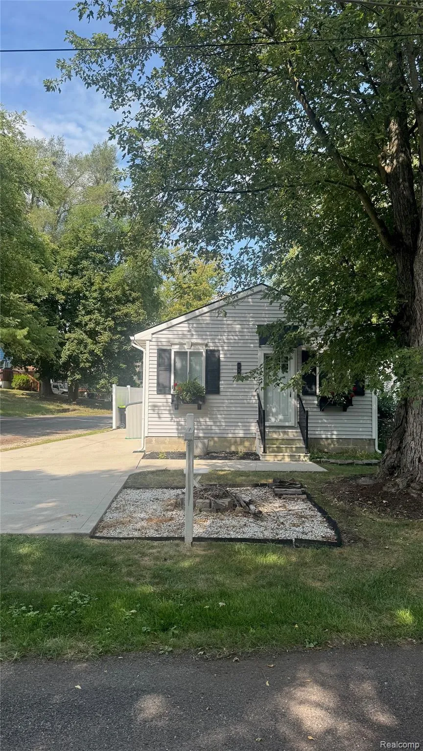 132 Maudlin Street Novi City, MI 48377