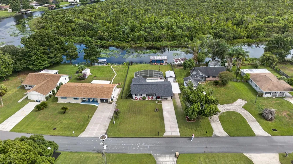 28050 LOIS DRIVE Tavares, FL 32778