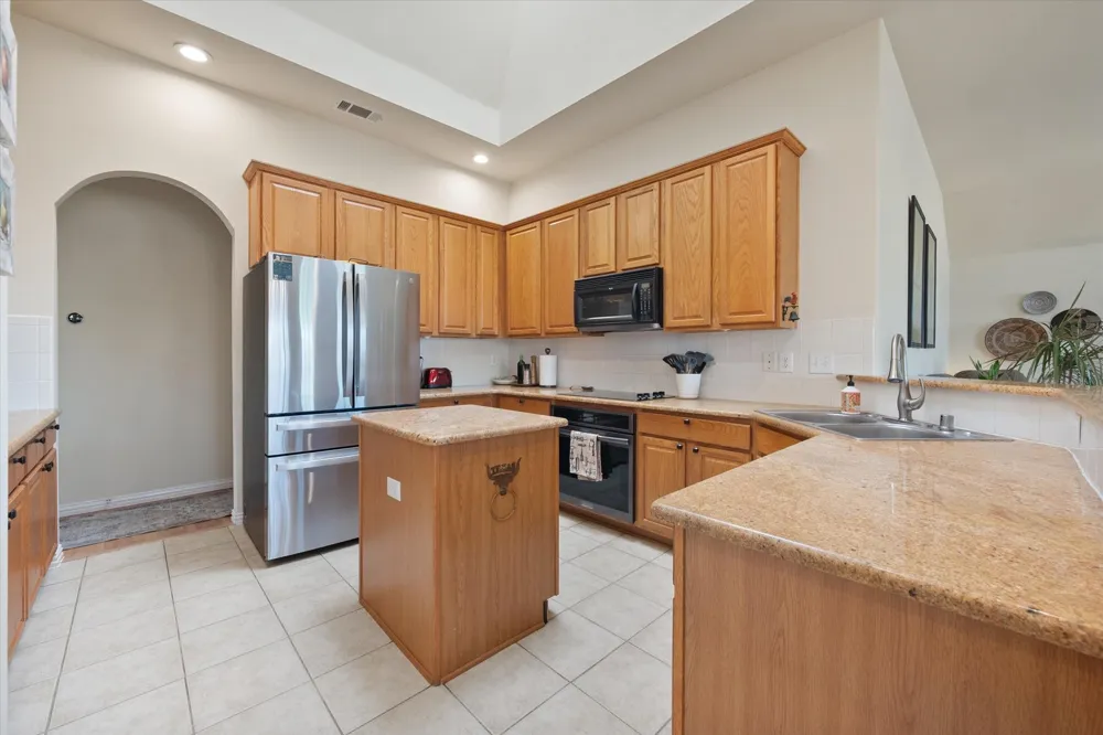 8821 Mallory Court Waxahachie, TX 76065