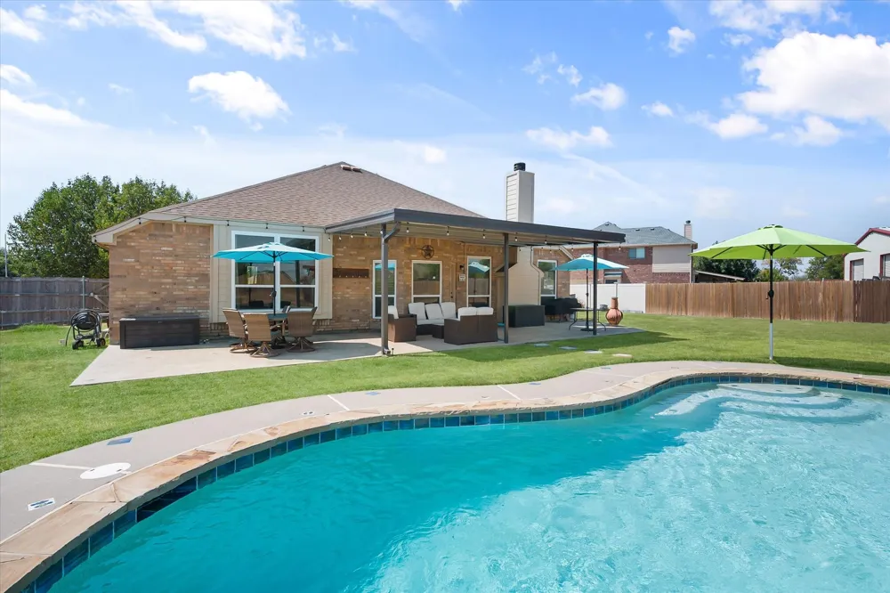 8821 Mallory Court Waxahachie, TX 76065