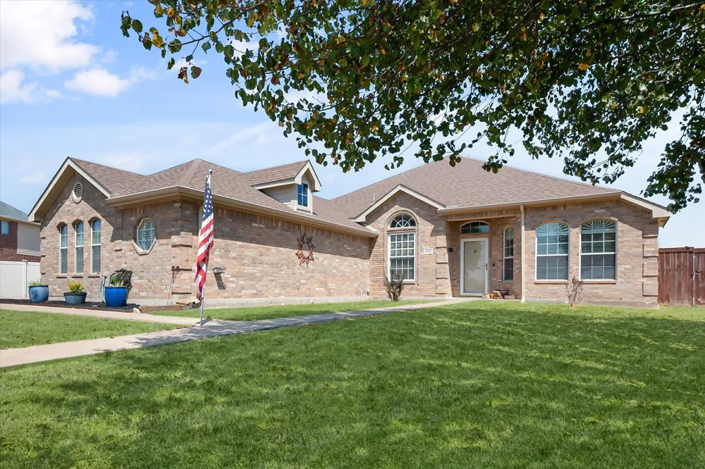 8821 Mallory Court Waxahachie, TX 76065