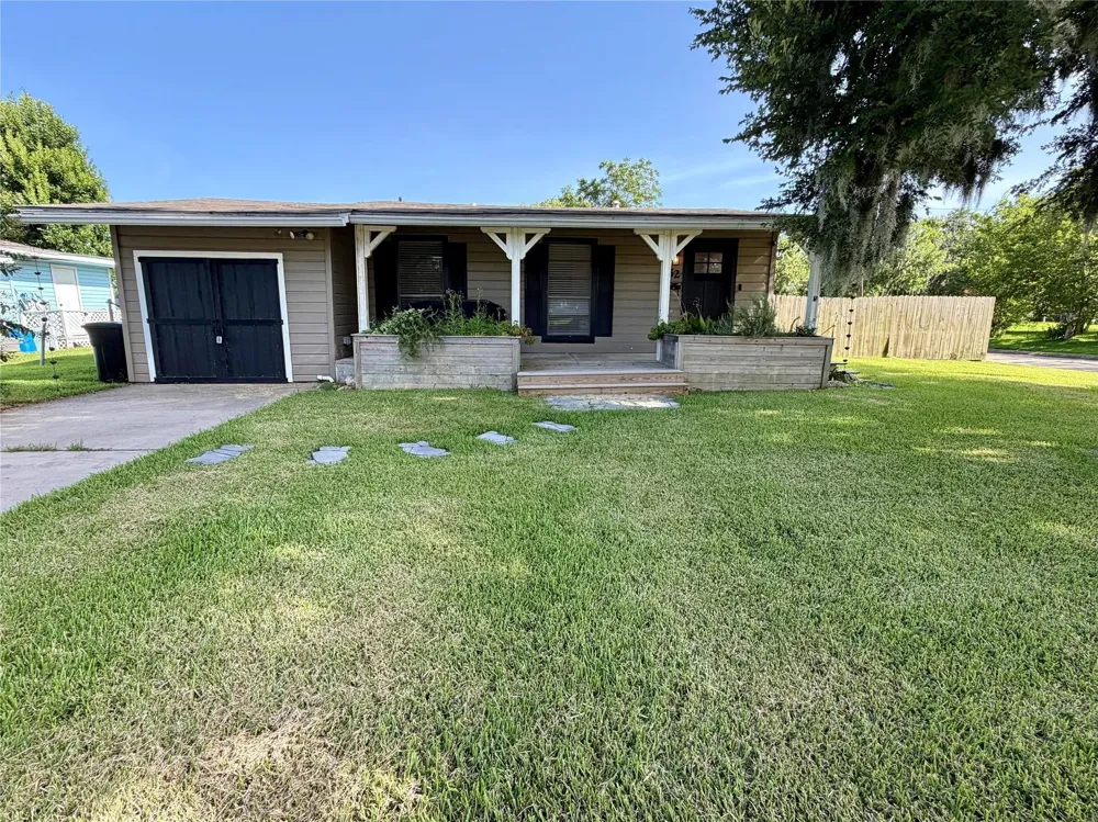 52 Periwinkle Court Lake Jackson, TX 77566
