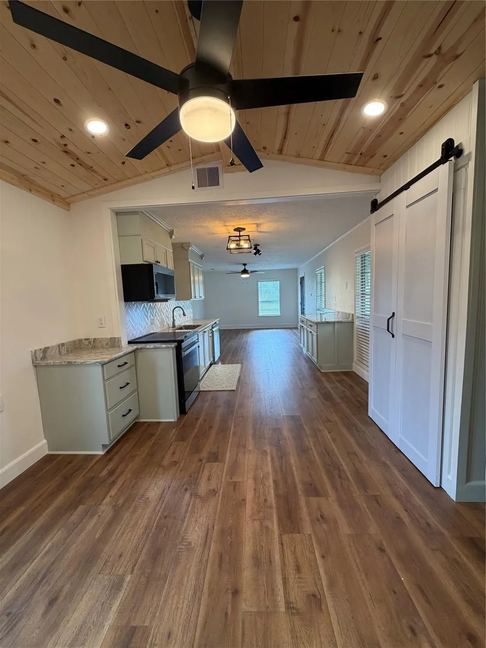 52 Periwinkle Court Lake Jackson, TX 77566