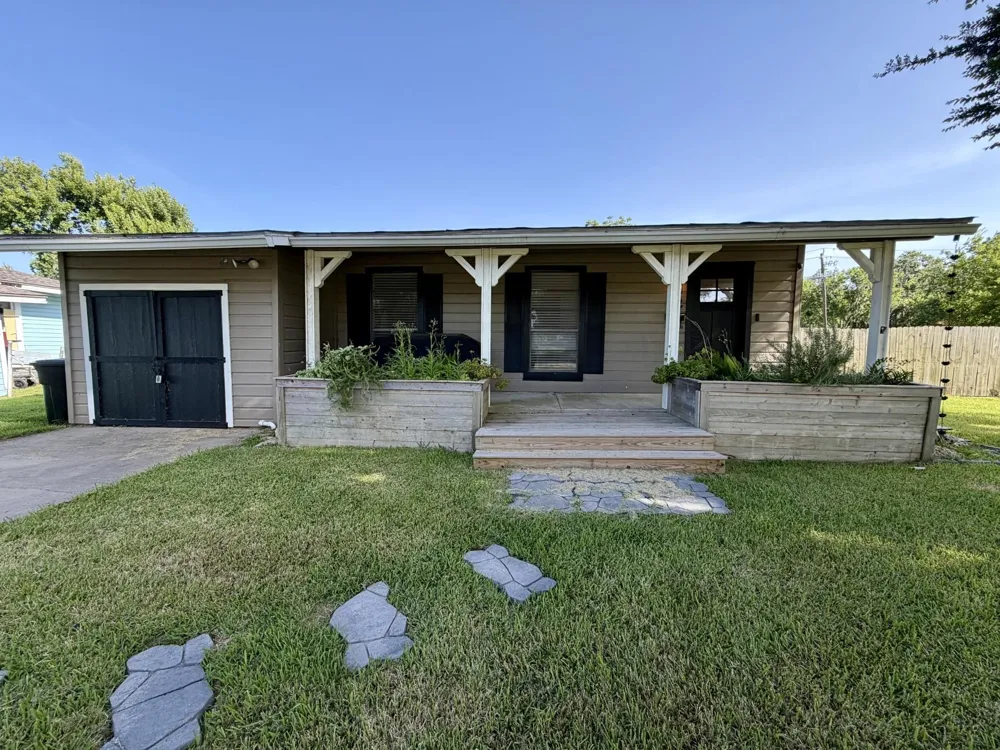 52 Periwinkle Court Lake Jackson, TX 77566