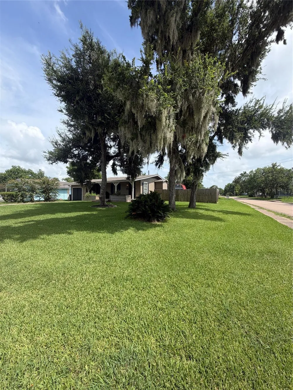 52 Periwinkle Court Lake Jackson, TX 77566
