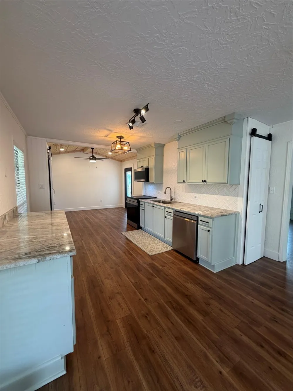 52 Periwinkle Court Lake Jackson, TX 77566