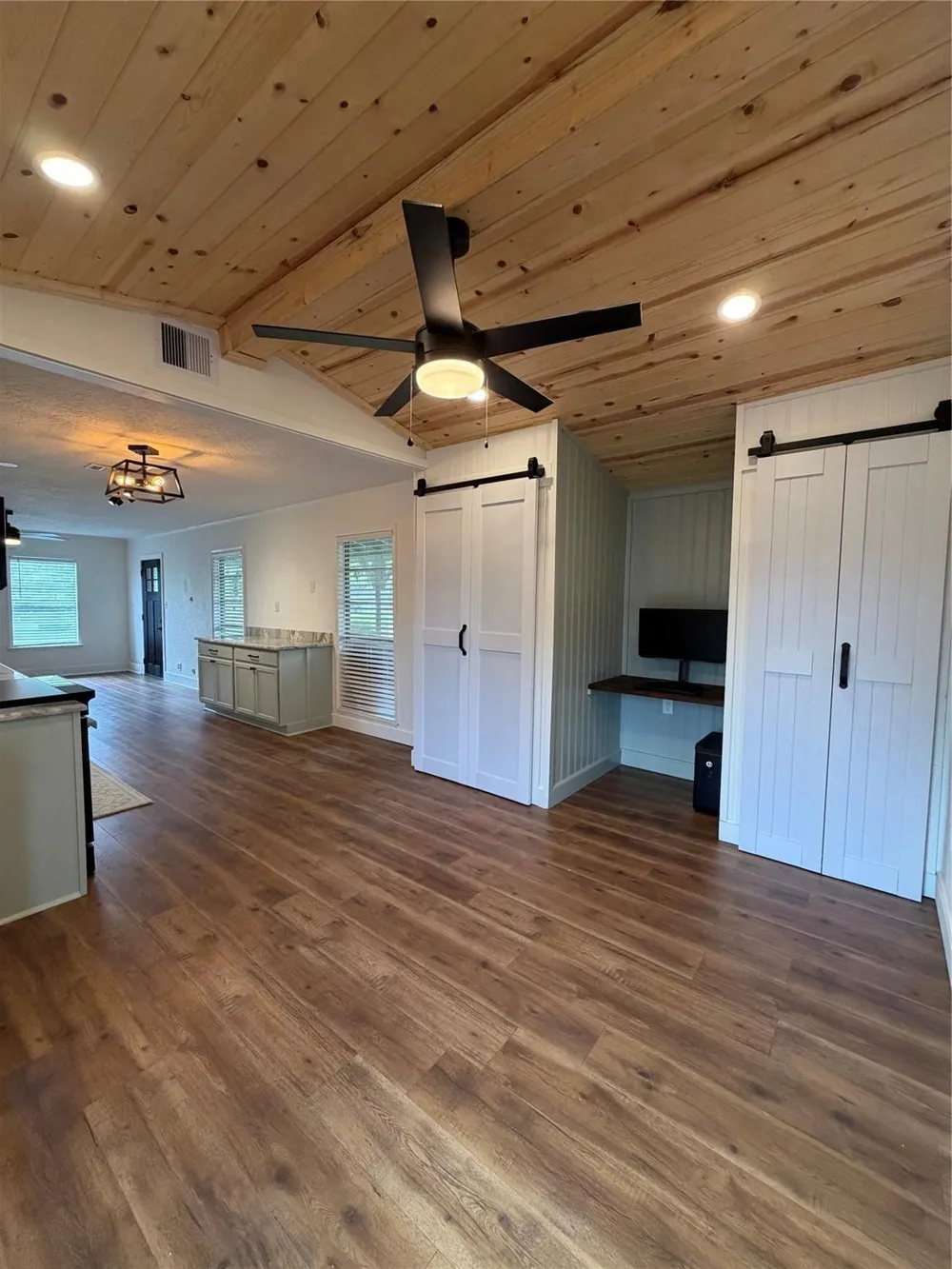 52 Periwinkle Court Lake Jackson, TX 77566