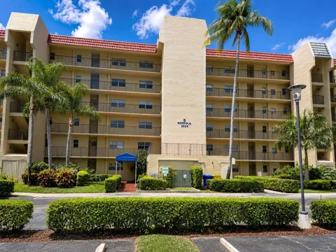 3524 Via Poinciana #Apt 104