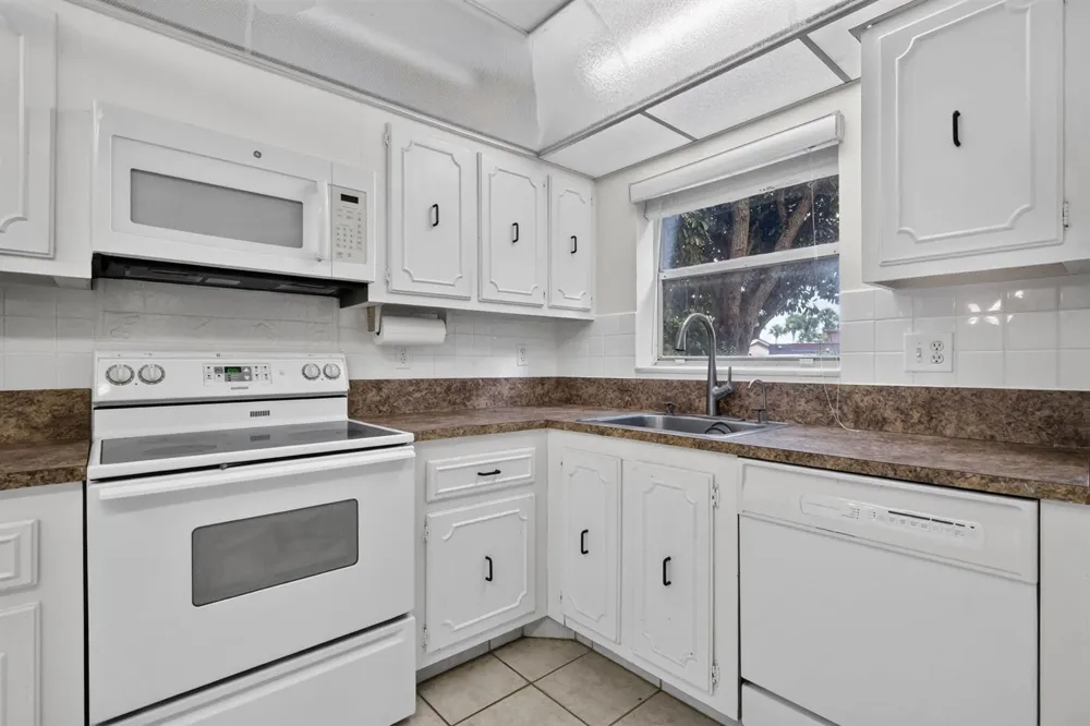 3524 Via Poinciana #Apt 104 Lake Worth, FL 33467