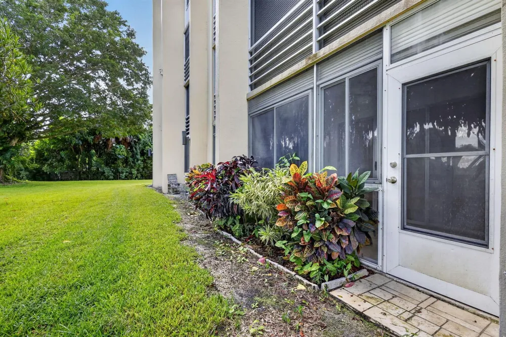 3524 Via Poinciana #Apt 104 Lake Worth, FL 33467