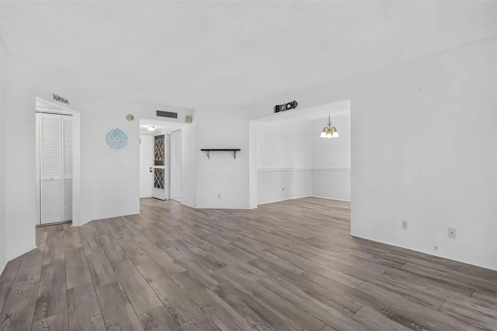 3524 Via Poinciana #Apt 104 Lake Worth, FL 33467
