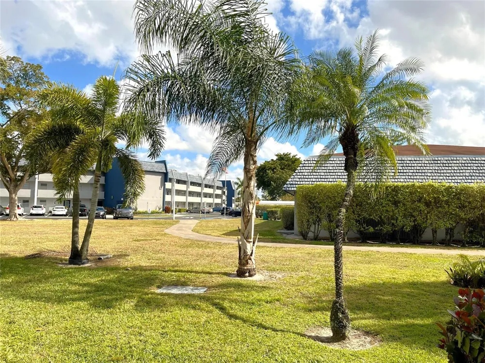 7837 Golf Circle Drive #206 Margate, FL 33063