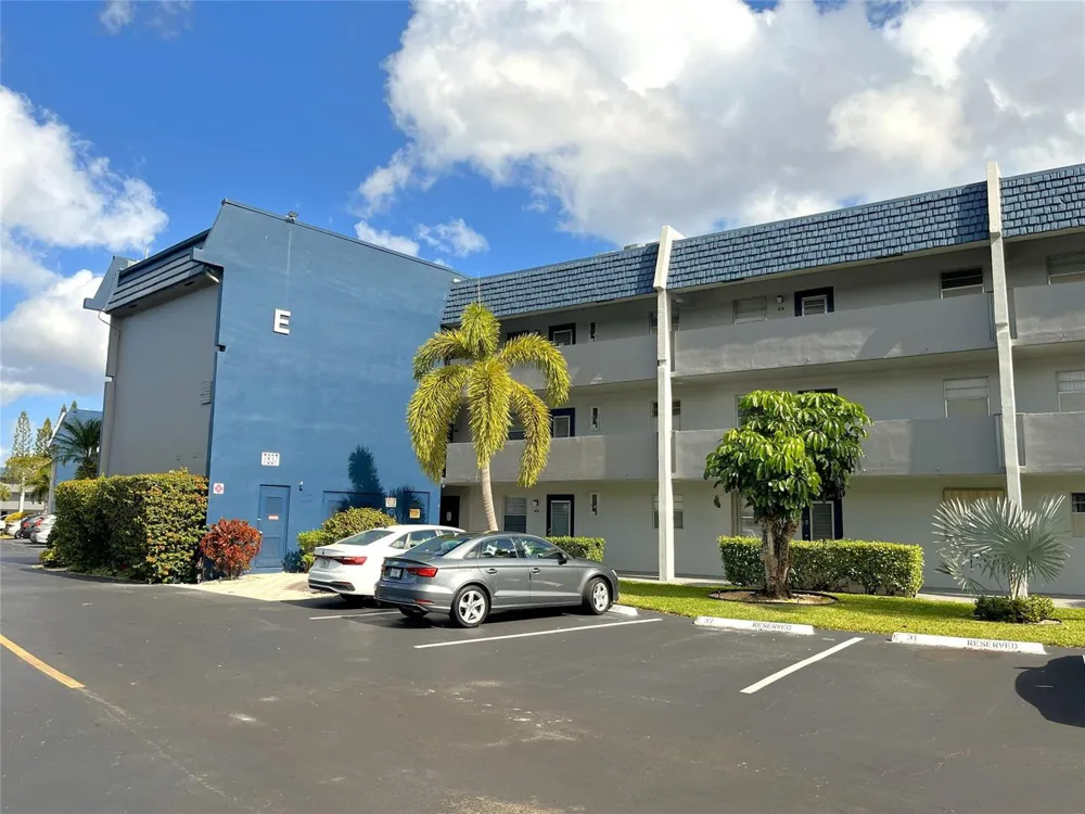 7837 Golf Circle Drive #206 Margate, FL 33063
