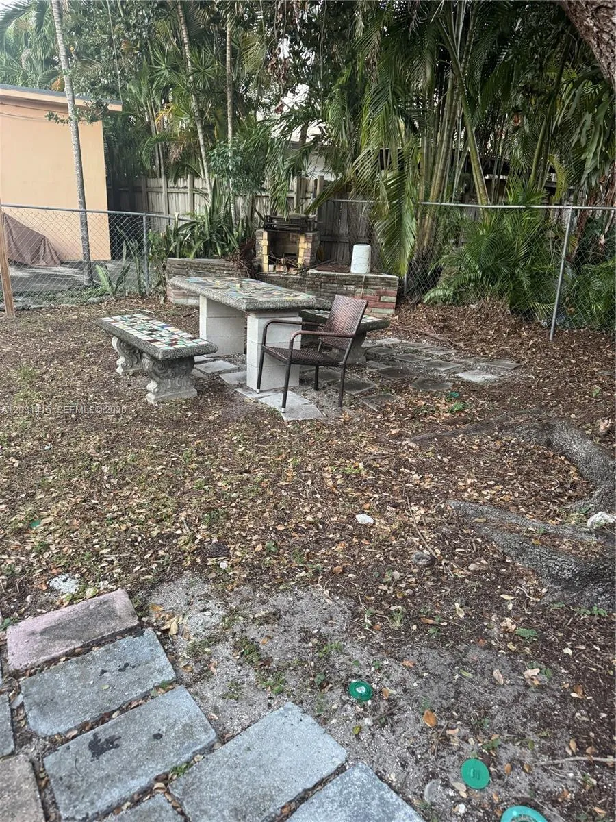 3271 NW 15th St Miami, FL 33125