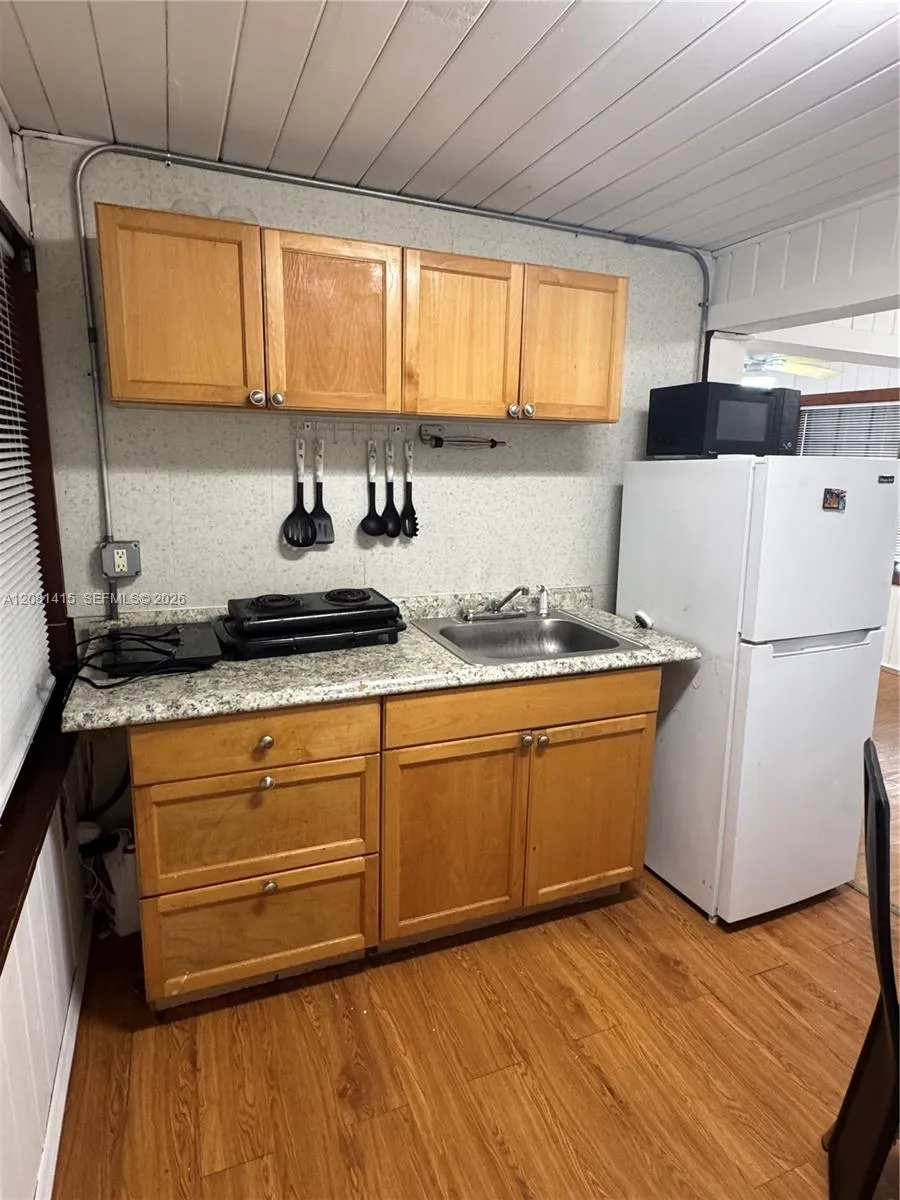 3271 NW 15th St Miami, FL 33125