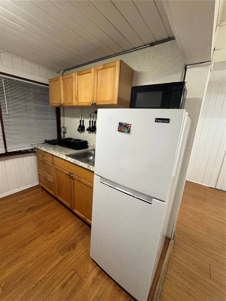 3271 NW 15th St Miami, FL 33125
