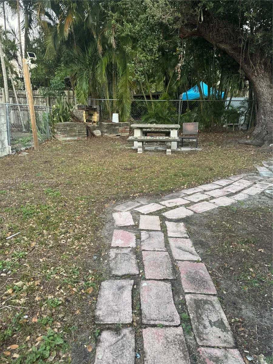 3271 NW 15th St Miami, FL 33125