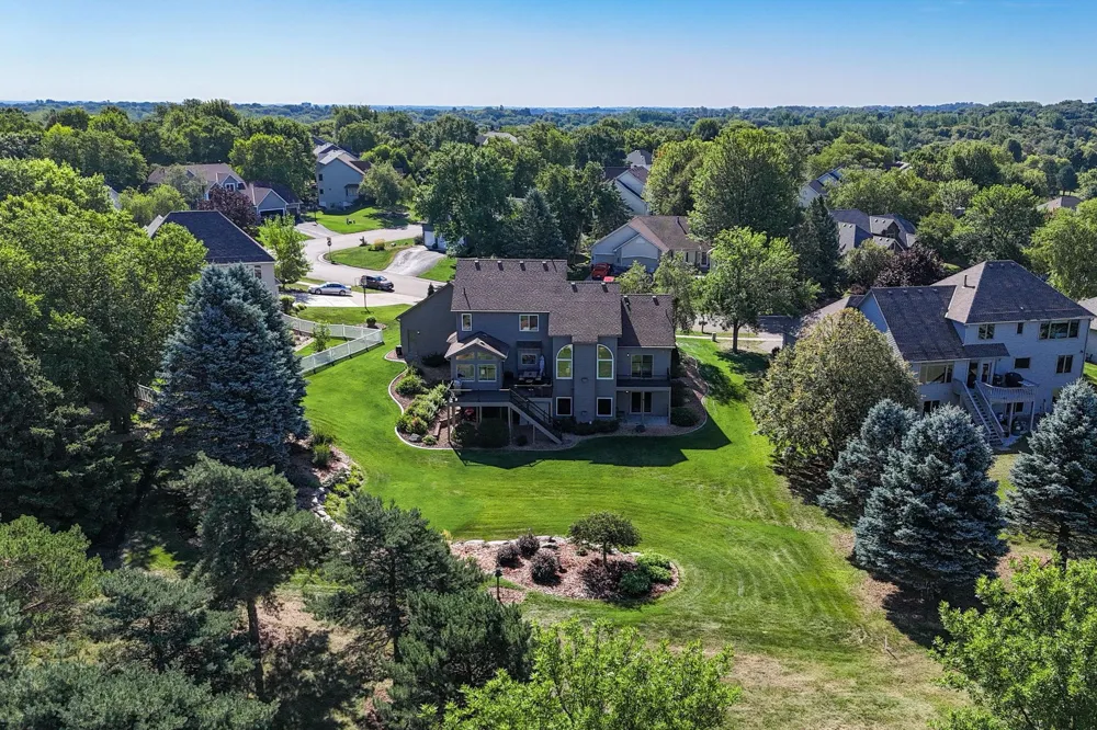 16751 Ironwood Circle Lakeville, MN 55044