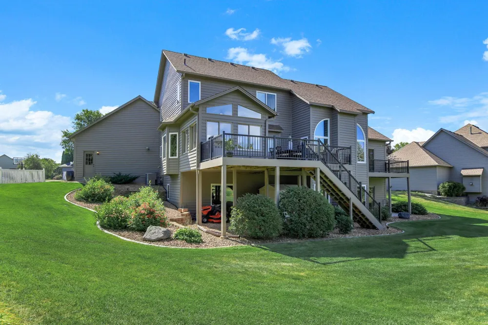 16751 Ironwood Circle Lakeville, MN 55044