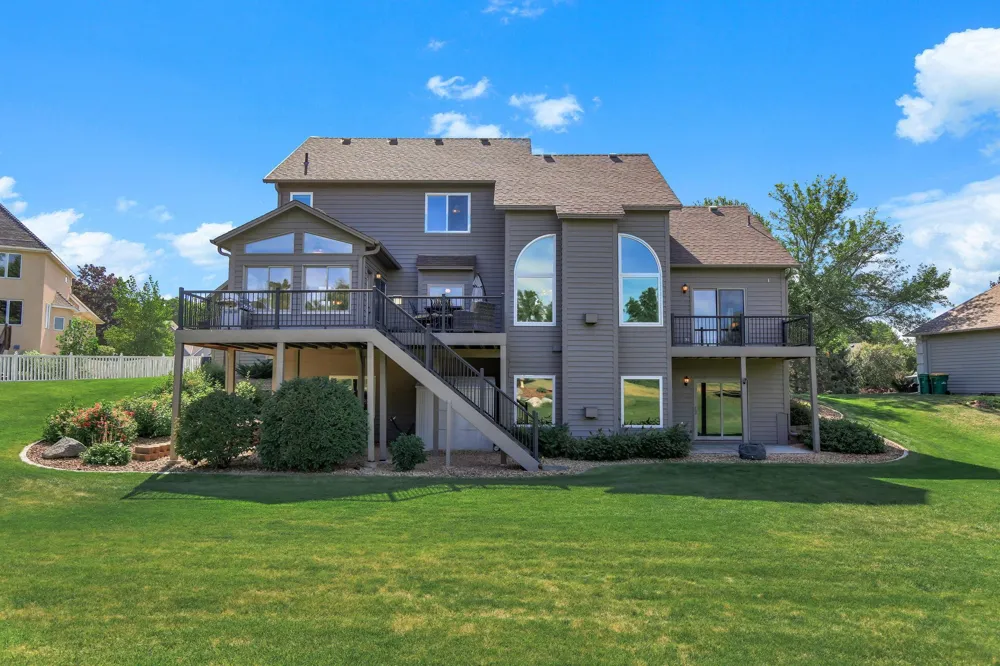 16751 Ironwood Circle Lakeville, MN 55044