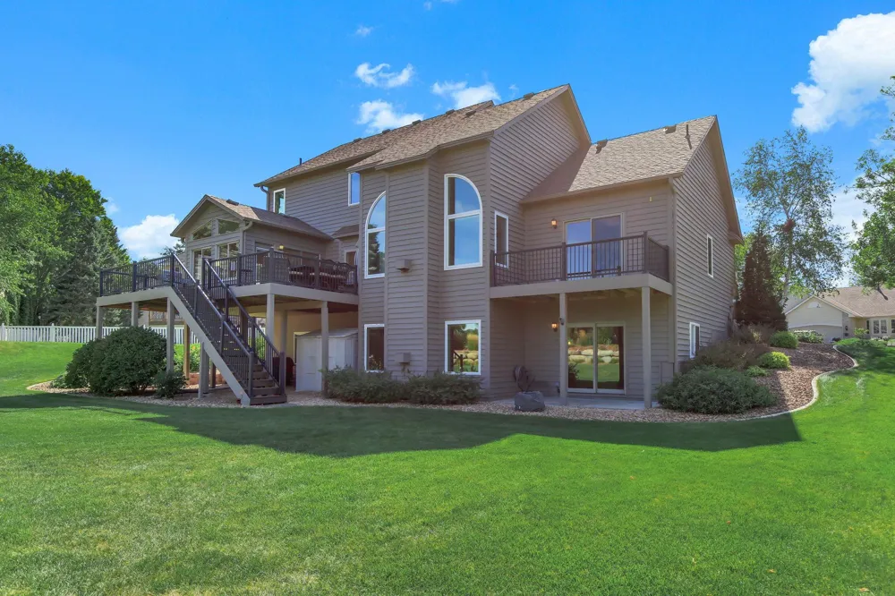 16751 Ironwood Circle Lakeville, MN 55044