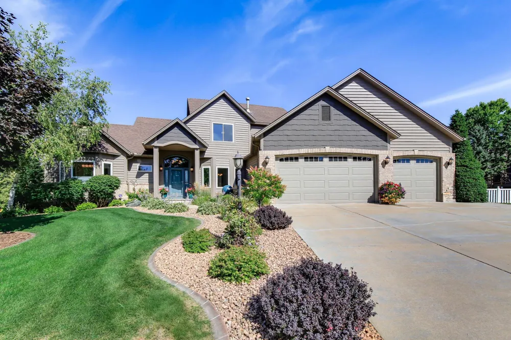 16751 Ironwood Circle Lakeville, MN 55044