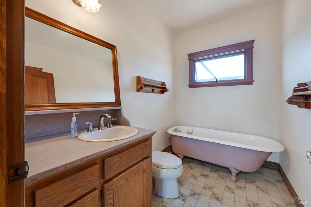7096 Baker Lane Sebastopol, CA 95472