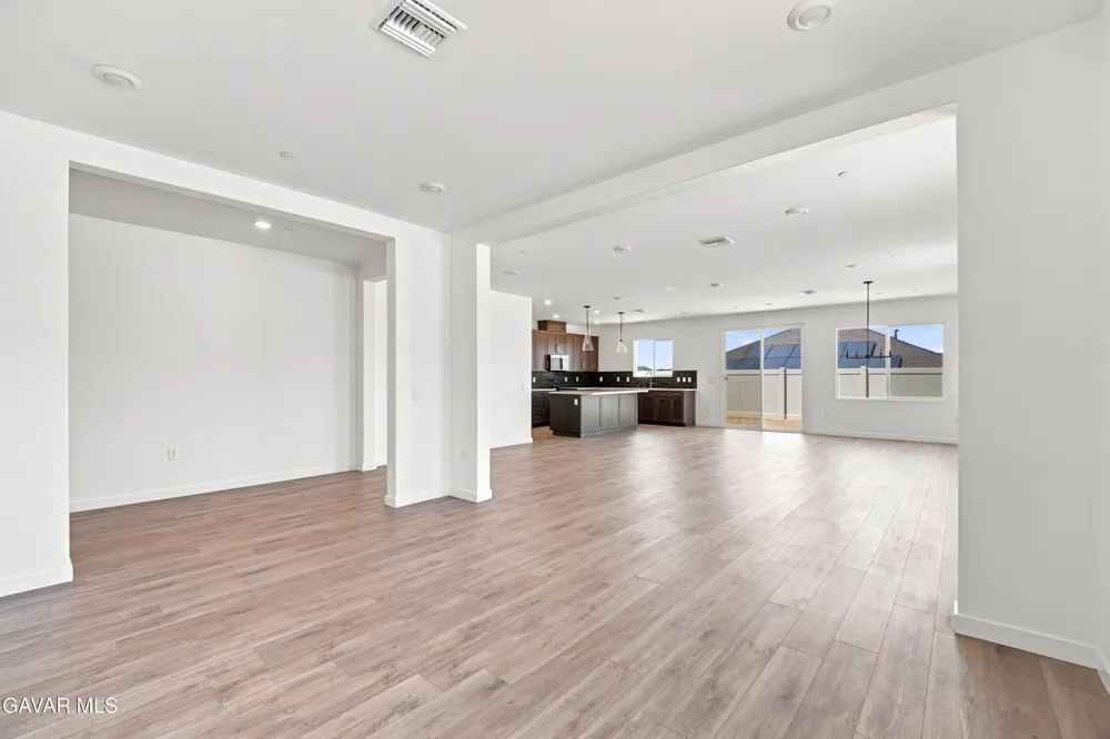 3253 E Avenue J 4 Lancaster, CA 93536