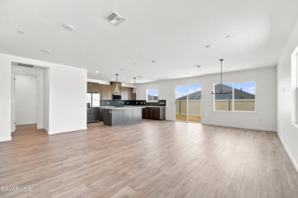 3253 E Avenue J 4 Lancaster, CA 93536