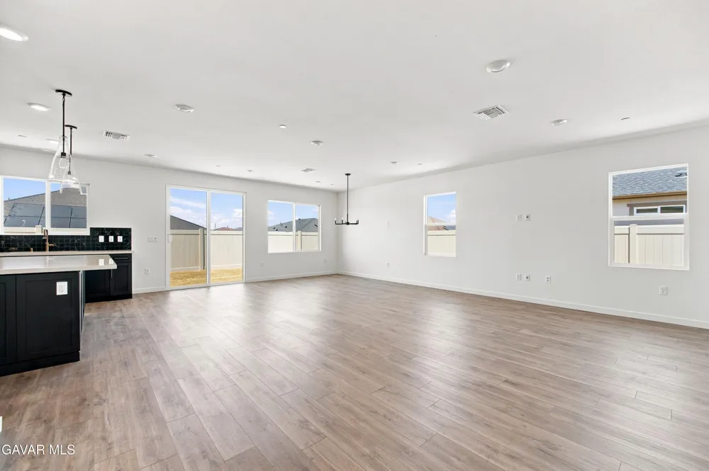 3253 E Avenue J 4 Lancaster, CA 93536