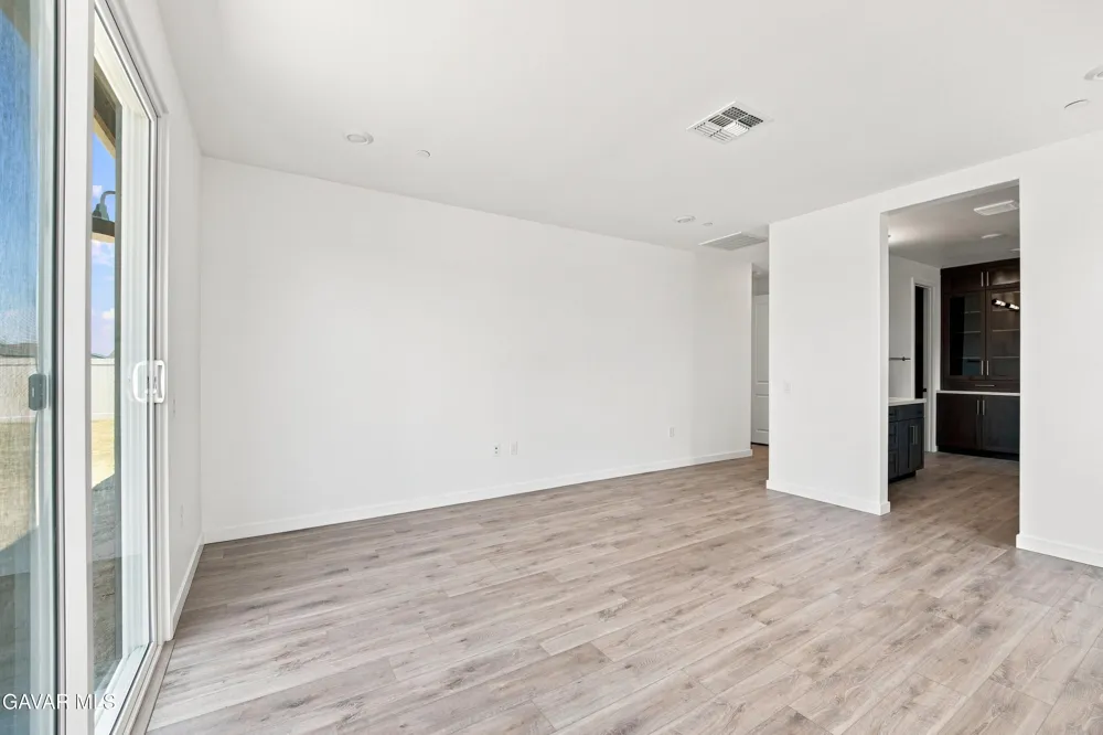 3253 E Avenue J 4 Lancaster, CA 93536