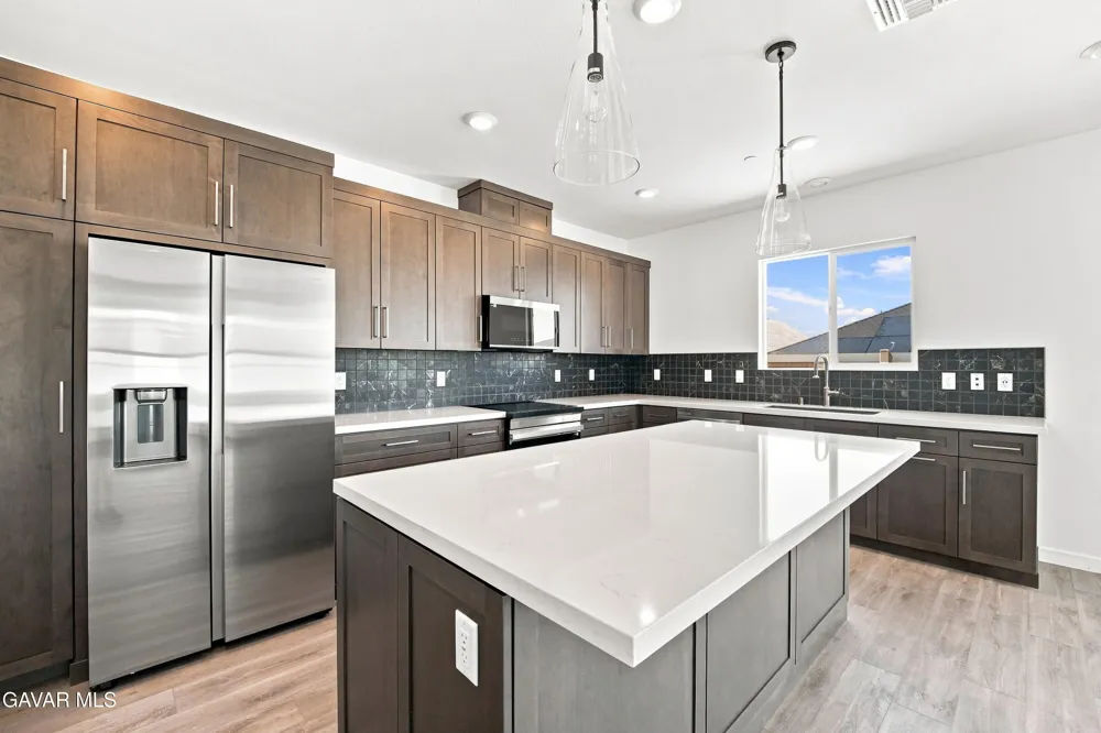 3253 E Avenue J 4 Lancaster, CA 93536