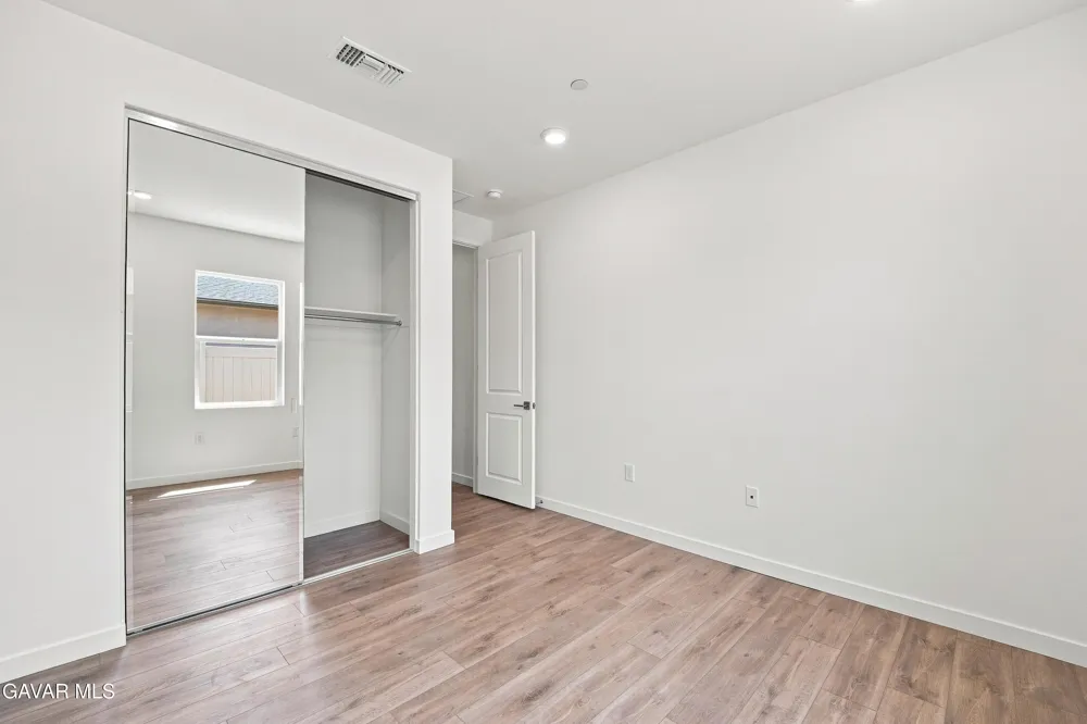 3253 E Avenue J 4 Lancaster, CA 93536