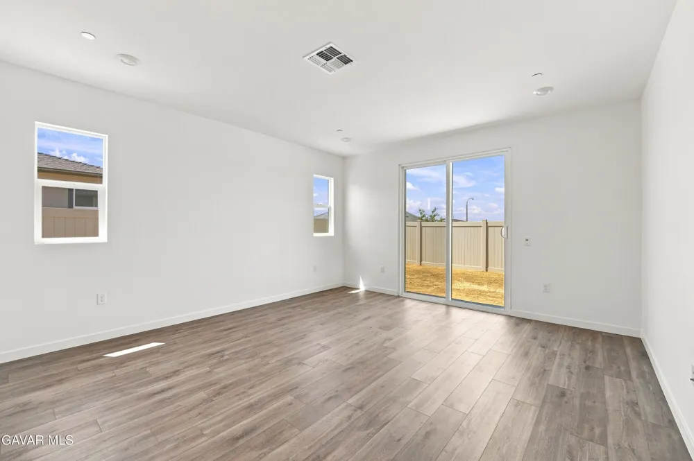 3253 E Avenue J 4 Lancaster, CA 93536