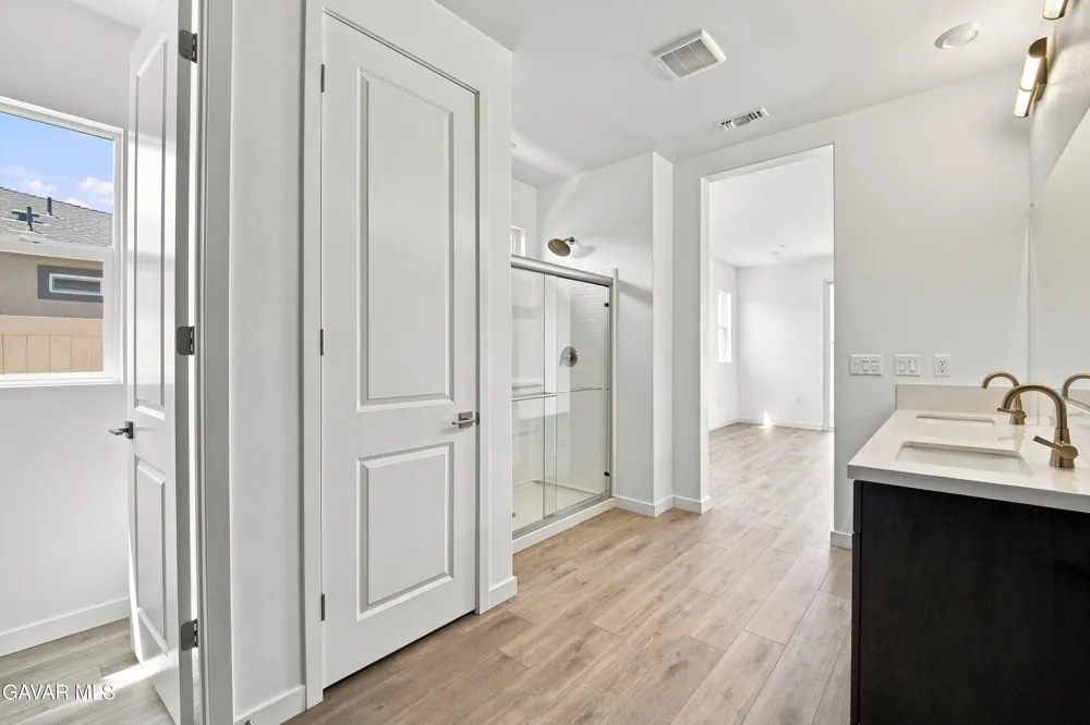 3253 E Avenue J 4 Lancaster, CA 93536