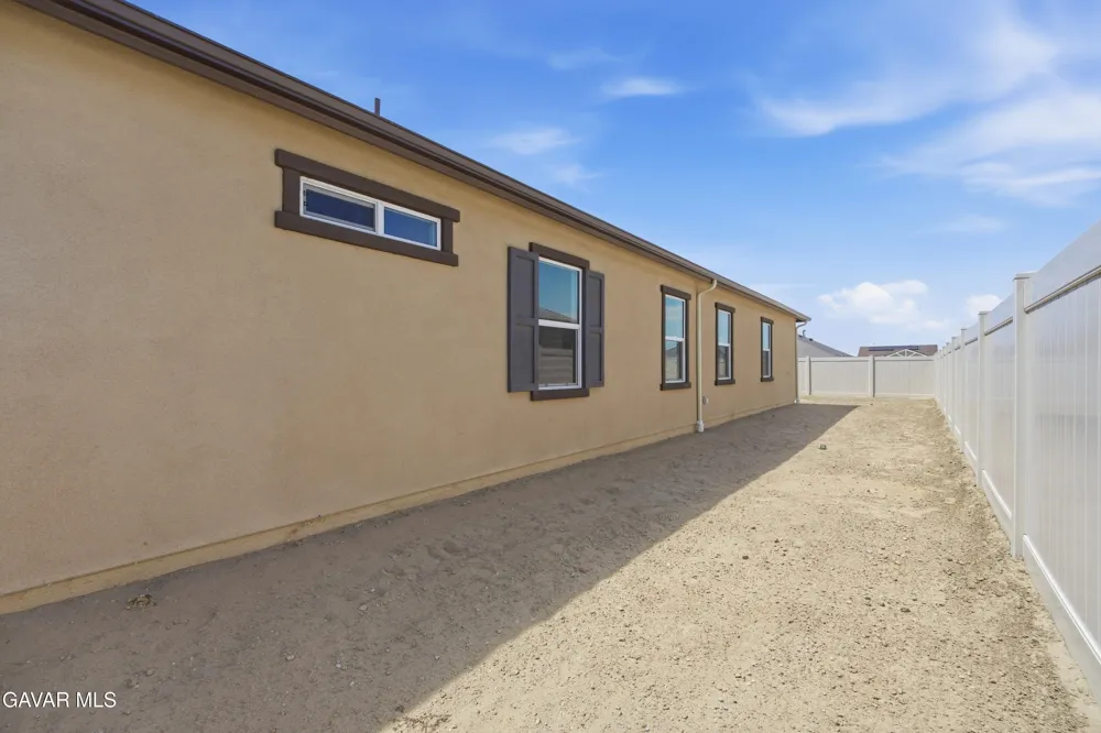 3253 E Avenue J 4 Lancaster, CA 93536
