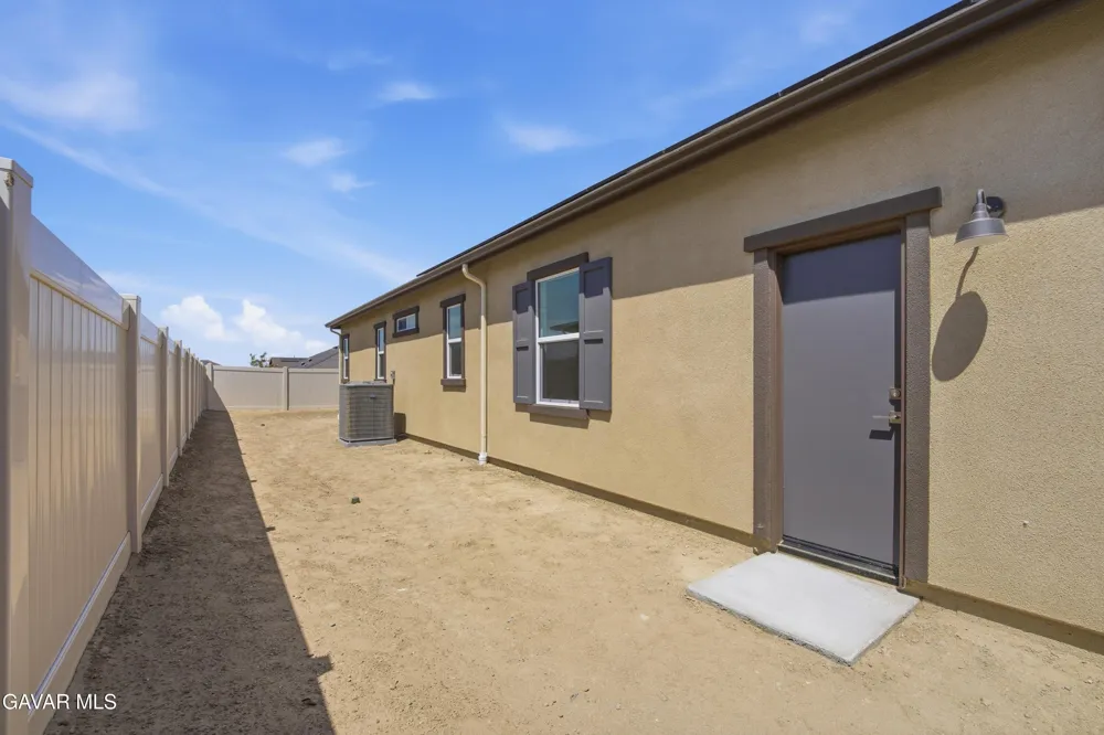 3253 E Avenue J 4 Lancaster, CA 93536