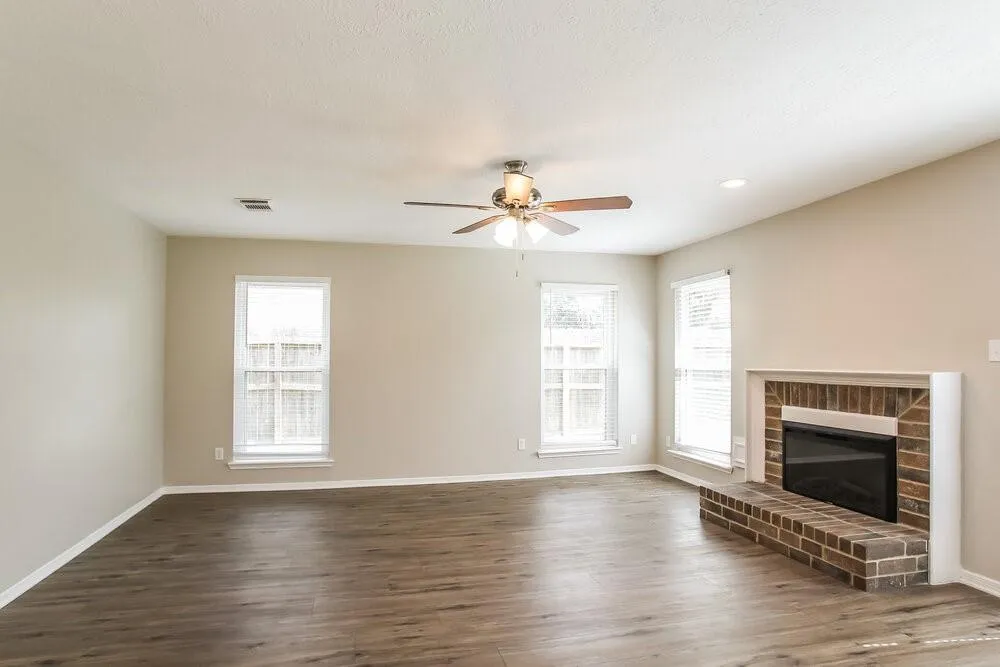 302 Dunford Court Highlands, TX 77562