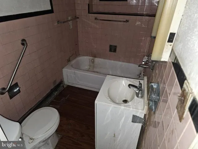 1424 W SPARKS STREET Philadelphia, PA 19141