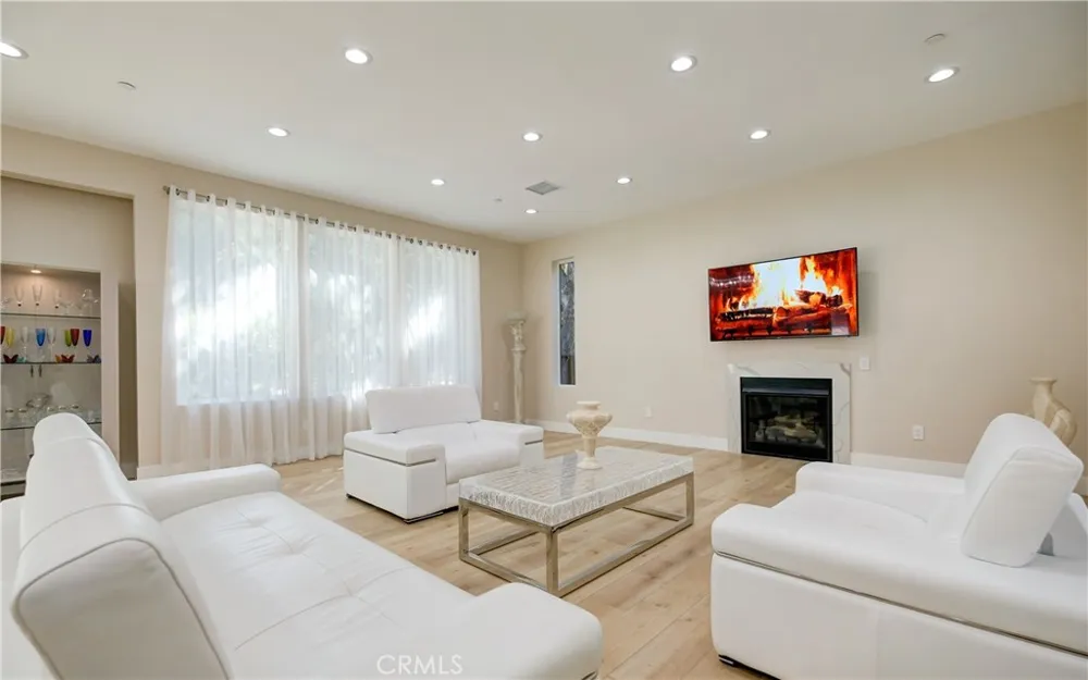 1849 Los Encinos Glendale, CA 91208
