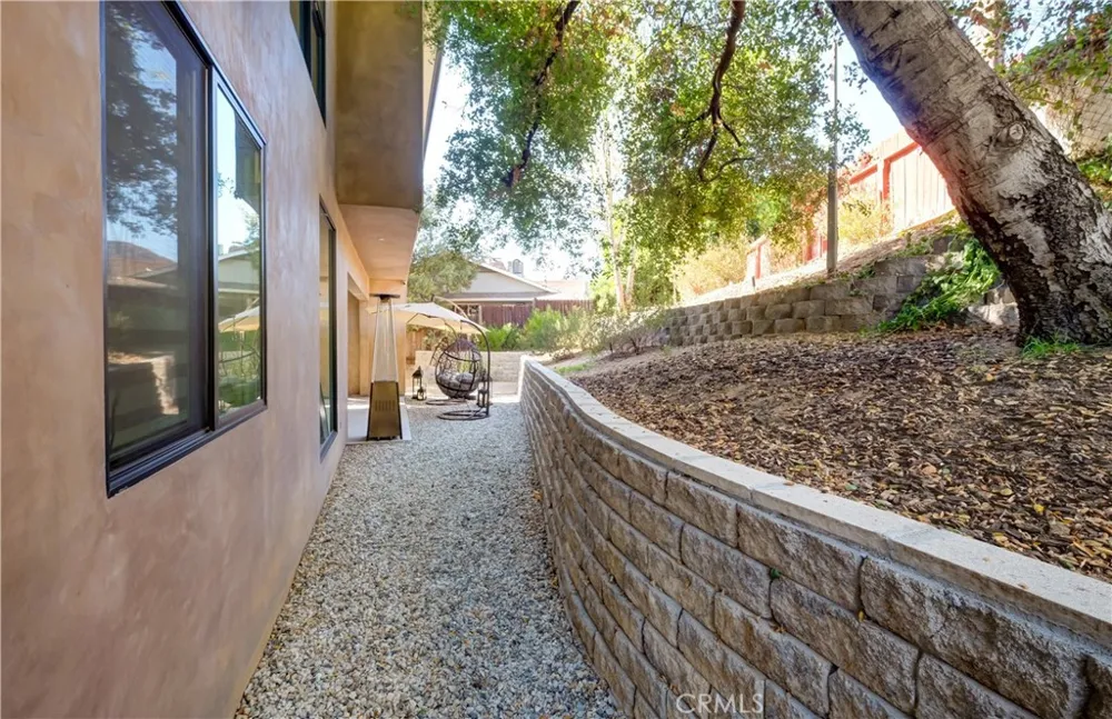 1849 Los Encinos Glendale, CA 91208