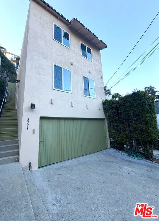 8535 Lookout Mountain Avenue Los Angeles, CA 90046