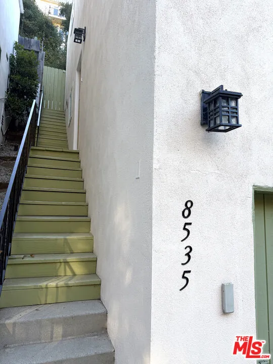 8535 Lookout Mountain Avenue Los Angeles, CA 90046