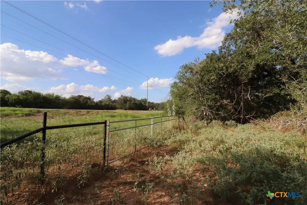5668 State Highway 97 Floresville, TX 78114