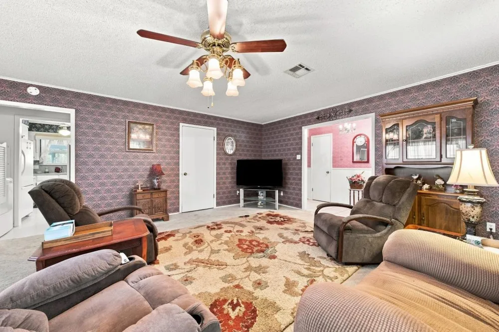105 Virginia Hewitt, TX 76643