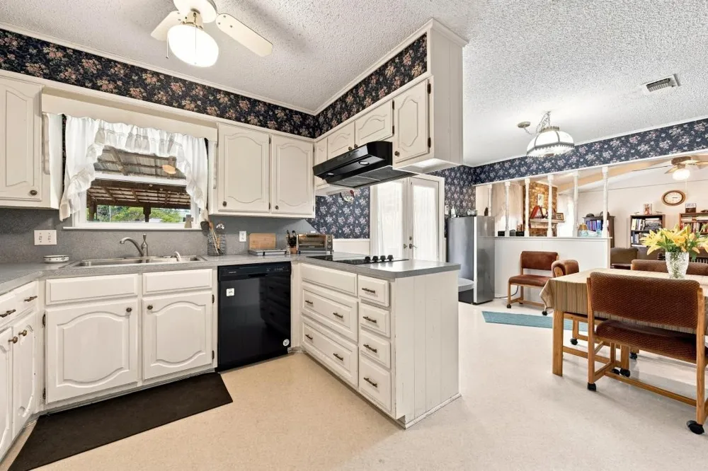105 Virginia Hewitt, TX 76643