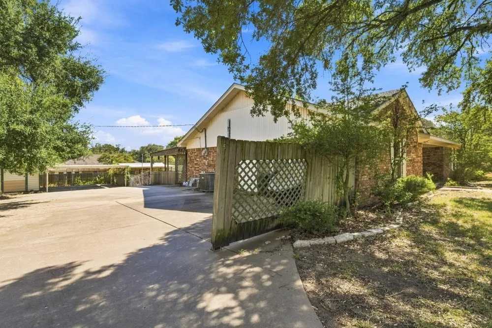 105 Virginia Hewitt, TX 76643