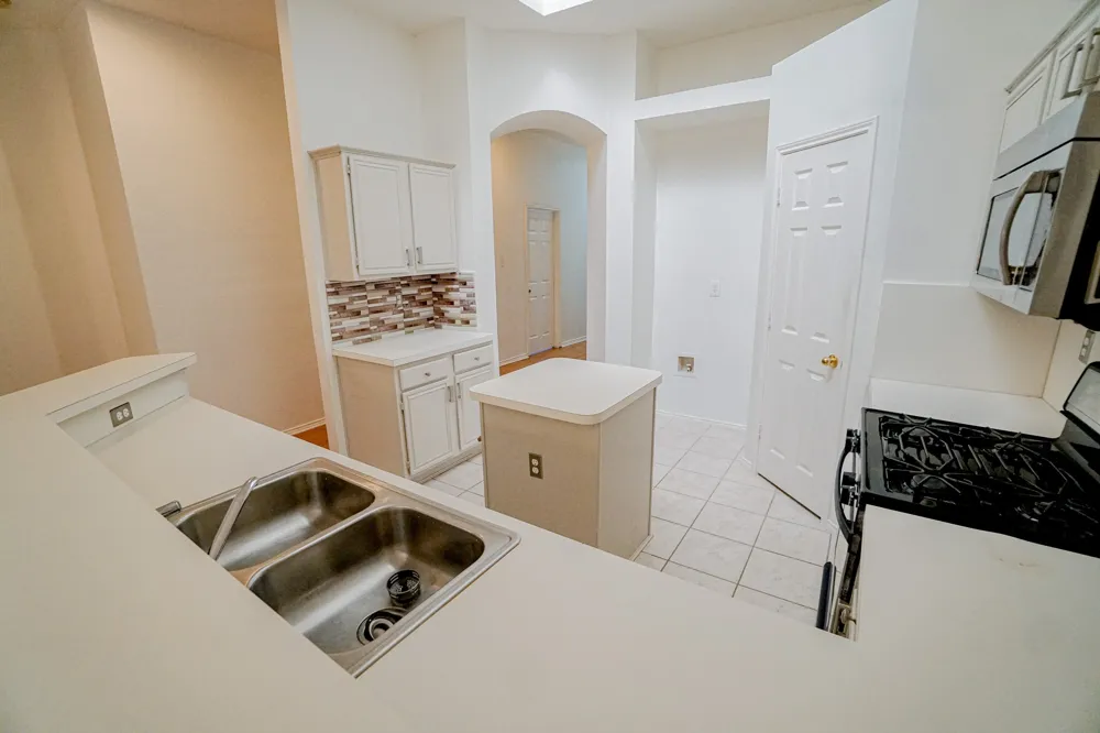 933 Blossomwood Court Arlington, TX 76017