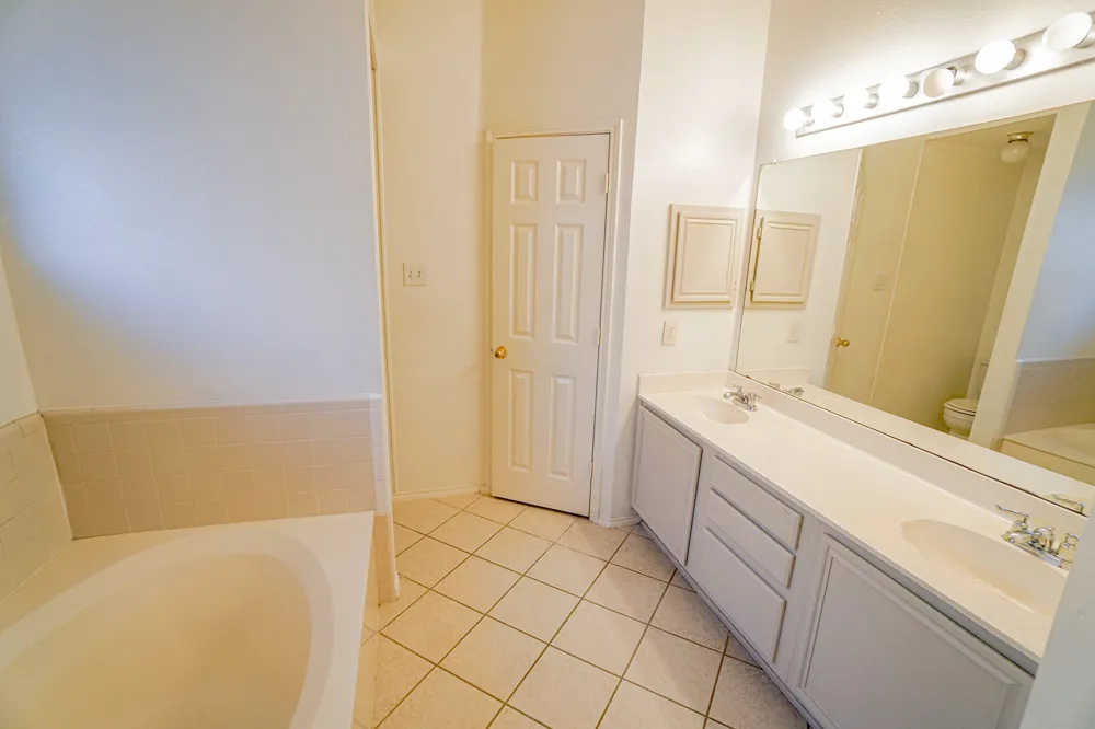 933 Blossomwood Court Arlington, TX 76017