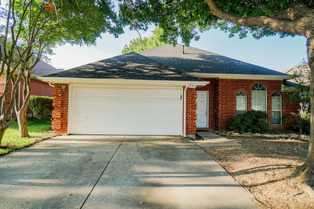 933 Blossomwood Court Arlington, TX 76017